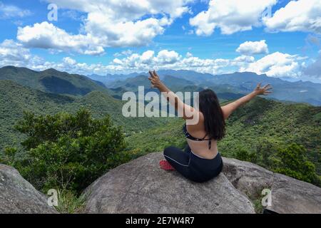 bonne femme au sommet de la montagne Banque D'Images