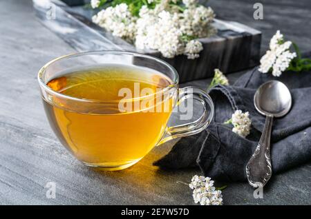 Tisane médicinale à base de Yarrow, remède pour la cicatrisation des plaies sur fond de pierre rustique Banque D'Images