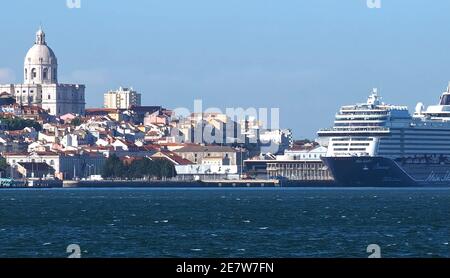 Paysage urbain de Lisbonne vu du Tage avec Mein Schiff bateau de croisière Banque D'Images