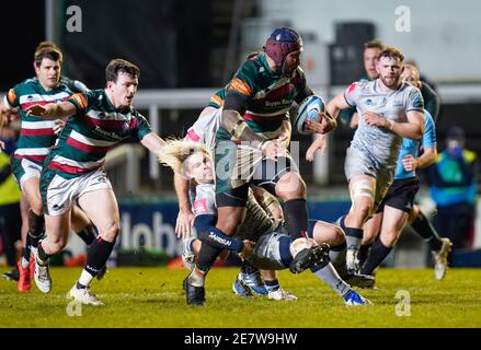 Solde Sharks Scrum-Half FAF de Klerk s'attaque aux Tigers de Leicester aile Nemani Nadolo lors d'un match de rugby Union Round 7 de Gallagher Premiership, le vendredi 15 janvier Banque D'Images