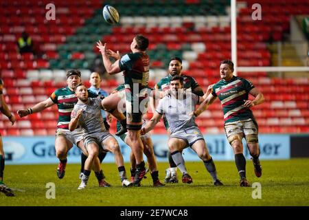 Solde Sharks WiNG Byron McGuigan et sale Sharks Cameron Neild Regardez Leicester Tigers No.8 Jasper Wiese attrape un haut Ballon pendant un Galligher Prem Banque D'Images