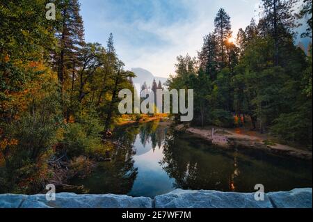 Lever du soleil sur la rivière Merced avec Half Dome au Yosemite National Stationnement Banque D'Images