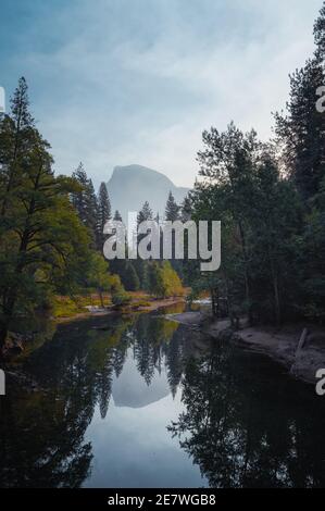 Lever du soleil sur la rivière Merced avec Half Dome au Yosemite National Stationnement Banque D'Images