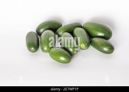 Mini avocat Stoneless ou avocat cocktail. Cocktail avocat a la peau comestible. Il est formé à partir de fleurs non pollinisées, ce qui empêche la formation de la pierre et arrête la croissance. Banque D'Images