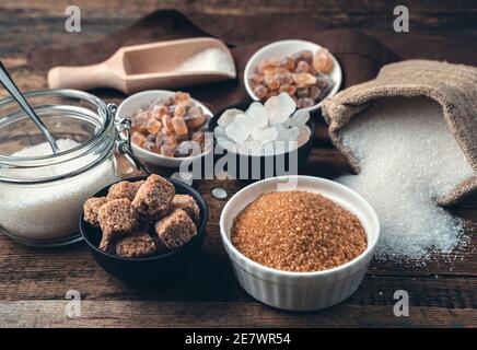 Beaucoup de différents types de sucre sur un fond en bois. Vue latérale. Banque D'Images