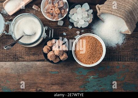 Assortiment de sucres de différents types et variétés sur fond de bois. Banque D'Images