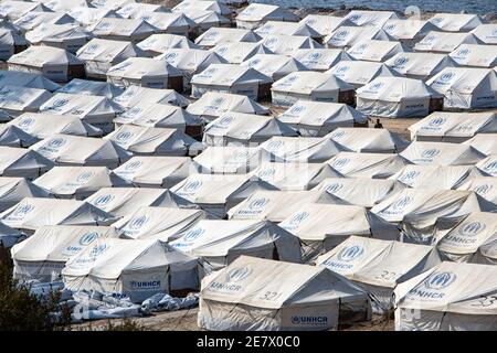 Mytilène, Grèce. 28 septembre 2020. Vue panoramique du nouveau camp temporaire de réfugiés avec tentes.le camp de réfugiés de Caratepe, Kara Tepe ou Mavrovouni a été construit après l'incendie du hotspot de Moria, accueillant des réfugiés et des migrants, des demandeurs d'asile qui ont tous été testés pour la COVID-19 avant d'entrer, fournissant un abri et de la nourriture. L'installation a été construite par le Gouvernement grec, l'Armée hellénique, le HCR et l'Union européenne. Crédit: Nik Oiko/SOPA Images/ZUMA Wire/Alay Live News Banque D'Images