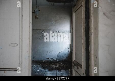 Une porte ouverte à une vieille maison abandonnée. Bâtiment abandonné. Banque D'Images