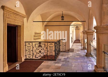 Pieskowa Skala, Pologne - 16 août 2020. Cloîtres à arcades dans le château de Pieskowa Skala. Banque D'Images