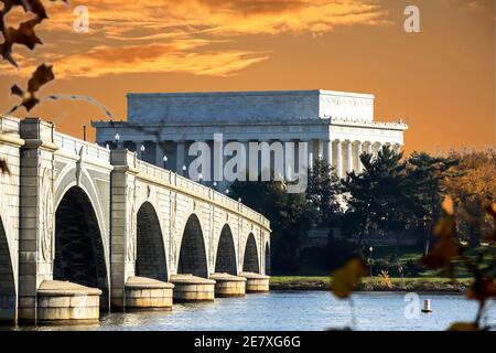 Le Lincoln Memorial et le Arlington Memorial Bridge s'étendent sur le fleuve Potomac jusqu'à Washington DC depuis le sentier Mount Vernon Banque D'Images