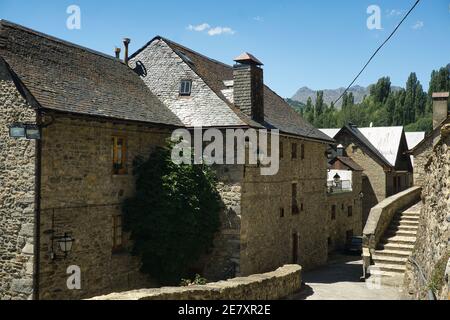 Ville de Sallent de Gallego, située à Hueca, Aragon, Espagne. Vue sur le paysage Banque D'Images