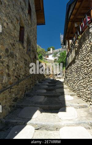 Ville de Sallent de Gallego, située à Hueca, Aragon, Espagne. Vue sur le paysage Banque D'Images