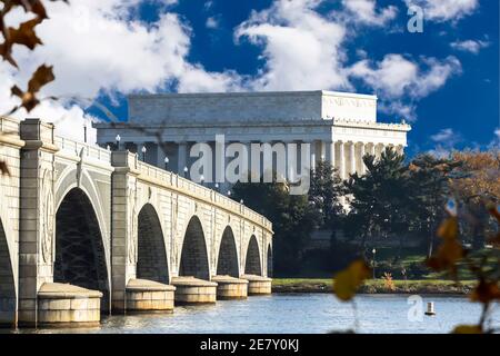 Le Lincoln Memorial et le Arlington Memorial Bridge s'étendent sur le fleuve Potomac jusqu'à Washington DC depuis le sentier Mount Vernon Banque D'Images