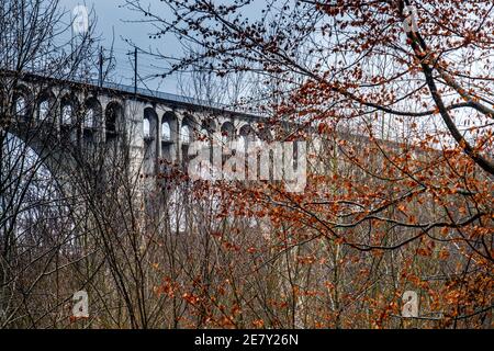 Vue sur le paysage du Viaduc de Grandfey (pont Grandfey), à Fribourg, Suisse Banque D'Images