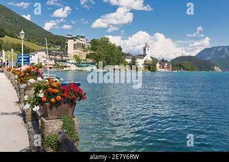 Promenade avec pots de fleurs dans le Sankt Wolfgang am Wolfgangsee autrichien Banque D'Images