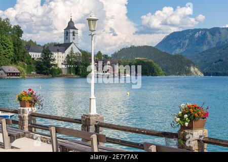 Promenade avec pots de fleurs dans le Sankt Wolfgang am Wolfgangsee autrichien Banque D'Images