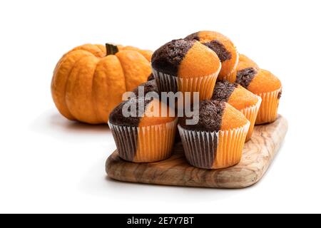 Citrouille fraîche au chocolat et à la citrouille minimuffins isolated on white Banque D'Images