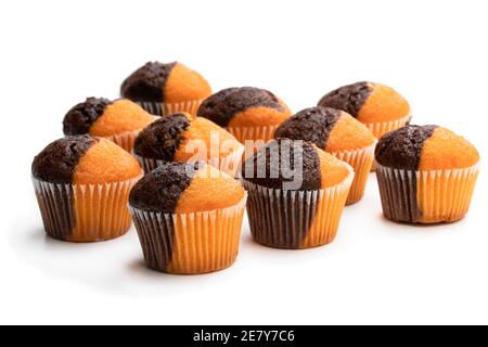 Minimuffins frais de citrouille et de chocolat isolés sur blanc Banque D'Images