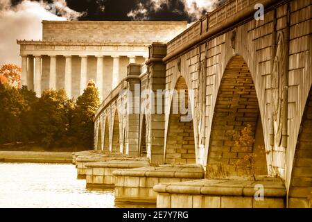 Le Lincoln Memorial et le Arlington Memorial Bridge s'étendent sur le fleuve Potomac jusqu'à Washington DC depuis le sentier Mount Vernon Banque D'Images