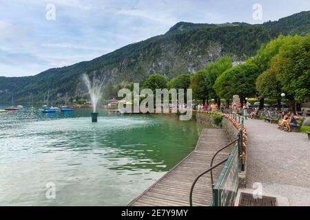 Les gens se détendent à la promenade du front de mer Wolfgangsee à Sankt Gilgen, Autriche Banque D'Images