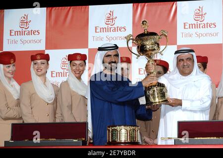 Le 31 mars 2007, le dirigeant de Dubaï, le cheikh Mohammed Bin Rashed Al Maktoum, remet la coupe du monde de Dubaï à son frère, le cheikh Hamdan, dont le cheval Invasor a remporté la 'course de chevaux la plus riche du monde', à Dubaï, aux Émirats arabes Unis. Photo par Ammar Abd Rabbo/ABACAPRESS.COM Banque D'Images