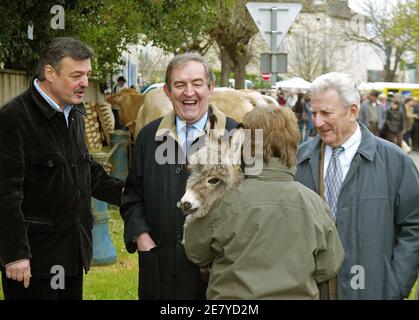 Le juge français anti-terroriste Jean-Louis Bruguiere photographié à Castillonnes près de Villeneuve-sur-Lot, en France, le 31 mars 2007. Il a annoncé sa candidature dans le Lot-et-Garonne comme candidat UMP pour les élections législatives après le Président en juin. Il a rencontré des agriculteurs sur un marché traditionnel avant de partager un déjeuner, en mangeant-buvant le traditionnel 'Chabrot' (vin rouge mélangé avec une soupe de légumes) et en chantant des chansons locales. Photo de Patrick Bernard/ABACAPRESS.COM Banque D'Images