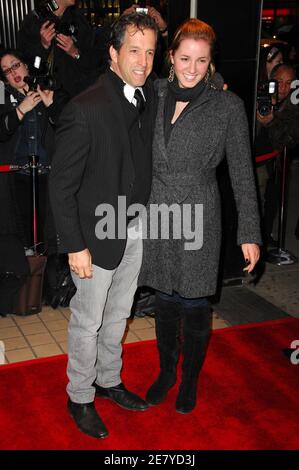 Le couturier Kenneth Cole et sa fille Amanda assistent à la première de Miramax films de 'The Hoax' qui s'est tenue au Cinema 1,2,3 le dimanche 1er avril 2007 à New York, aux États-Unis. Photo de Gregorio Binuya/ABACAPRESS.COM Banque D'Images
