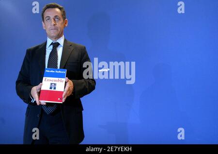 Le chef et candidat de l'UMP Nicolas Sarkozy présente son programme présidentiel à l'hôtel Meridien, à Paris, en France, le 2 avril 2007. Photo de Bernard Bisson/ABACAPRESS.COM Banque D'Images