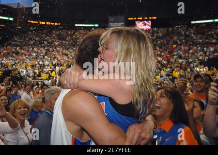 Joakim Noah (R), joueur de Gators de l'Université de Floride, célèbre avec sa mère, Cecilia Rodhe après avoir battu les Buckees de l'Université d'État de l'Ohio après leur match de championnat de basket-ball masculin de la NCAA Division 1 à Atlanta, en Géorgie, aux États-Unis, le 2 avril 2007. Photo de Christophe Guibbbaud/Cameleon/ABACAPRESS.COM Banque D'Images