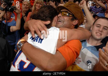 Joakim Noah (R), joueur de Gators de l'Université de Floride, célèbre avec son père Yannick Noah après avoir battu les Buckees de l'Université d'État de l'Ohio après leur match de championnat de basketball masculin de la NCAA Division 1 à Atlanta, en Géorgie, aux États-Unis, le 2 avril 2007. Photo de Christophe Guibbbaud/Cameleon/ABACAPRESS.COM Banque D'Images