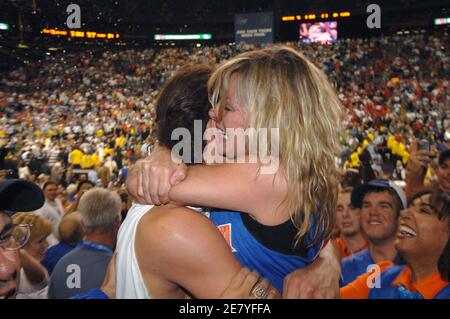 Joakim Noah (R), joueur de Gators de l'Université de Floride, célèbre avec sa mère, Cecilia Rodhe après avoir battu les Buckees de l'Université d'État de l'Ohio après leur match de championnat de basket-ball masculin de la NCAA Division 1 à Atlanta, en Géorgie, aux États-Unis, le 2 avril 2007. Photo de Christophe Guibbbaud/Cameleon/ABACAPRESS.COM Banque D'Images