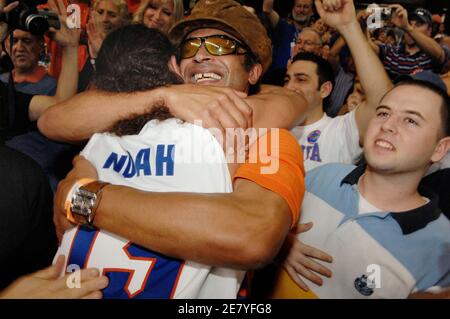 Joakim Noah (R), joueur de Gators de l'Université de Floride, célèbre avec son père Yannick Noah après avoir battu les Buckees de l'Université d'État de l'Ohio après leur match de championnat de basketball masculin de la NCAA Division 1 à Atlanta, en Géorgie, aux États-Unis, le 2 avril 2007. Photo de Christophe Guibbbaud/Cameleon/ABACAPRESS.COM Banque D'Images