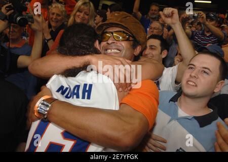 Joakim Noah (R), joueur de Gators de l'Université de Floride, célèbre avec son père Yannick Noah après avoir battu les Buckees de l'Université d'État de l'Ohio après leur match de championnat de basketball masculin de la NCAA Division 1 à Atlanta, en Géorgie, aux États-Unis, le 2 avril 2007. Photo de Christophe Guibbbaud/Cameleon/ABACAPRESS.COM Banque D'Images