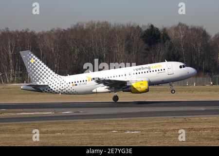 Spanish Vueling Airbus A319-100 avec enregistrement D-AKNU sur le décollage de la piste 33 de l'aéroport de Hambourg. Banque D'Images