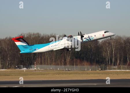 Luxair Bombardier Dash 8 Q400 avec enregistrement LX-LGH juste en avion à l'aéroport de Hambourg. Banque D'Images