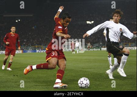 EN TANT QUE Mancini de Roma en action pendant la Ligue des champions de l'UEFA, quart de finale, première jambe, COMME Roma vs Manchester United au stade olympique de Roma, Italie, le 4 avril 2007. COMME Roma a gagné 2-1. Photo de Christian Liewig/ABACAPRESS.COM Banque D'Images