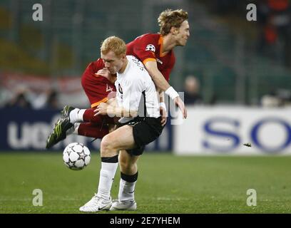 Paul Scholes de Manchester United s'arrête COMME Christian Wilhelmsson de Roma lors de la Ligue des champions de l'UEFA, quart de finale, première jambe, COMME Roma vs Manchester United au stade olympique de Roma, en Italie, le 4 avril 2007. COMME Roma a gagné 2-1. Photo de Christian Liewig/ABACAPRESS.COM Banque D'Images