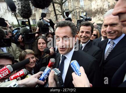 Le candidat à la présidence de l'UMP Nicolas Sarkozy répond aux questions des journalistes à Lyon, en France, le 5 avril 2007. Photo de Vincent Dargent/ABACAPRESS.COM Banque D'Images