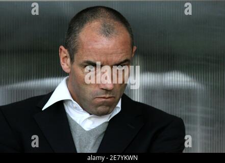 Paul le Guen, entraîneur du PSG, lors du match de football de première ligue de France Paris Saint-Germain contre le Mans au Parc des Princes à Paris, France, le 7 avril 2007. PSG a gagné 2-1. Photo de Mehdi Taamallah/Cameleon/ABACAPRESS.COM Banque D'Images