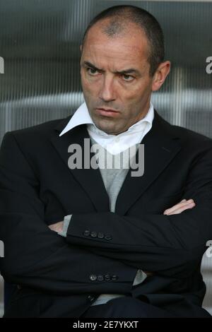 Paul le Guen, entraîneur du PSG, lors du match de football de première ligue de France Paris Saint-Germain contre le Mans au Parc des Princes à Paris, France, le 7 avril 2007. PSG a gagné 2-1. Photo de Mehdi Taamallah/Cameleon/ABACAPRESS.COM Banque D'Images