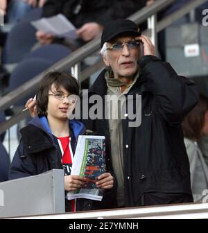 L'acteur français Gerard Darmon et son fils assistent au match de football de première ligue de France Paris Saint-Germain contre le Mans au Parc des Princes à Paris, France, le 7 avril 2007. PSG a gagné 2-1. Photo de Mehdi Taamallah/Cameleon/ABACAPRESS.COM Banque D'Images