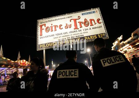 Le lendemain de la mort d'un policier à l'attraction du parc d'expositions appelée 'Maximum', la présence de la police est renforcée à la 'Foire du Trone', à Paris, le 10 avril 2007. Photo de Thibault Camus/ABACAPRESS.COM Banque D'Images