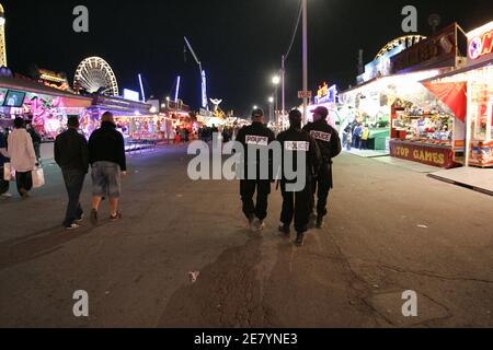 Le lendemain de la mort d'un policier à l'attraction du parc d'expositions appelée 'Maximum', la présence de la police est renforcée à la 'Foire du Trone', à Paris, le 10 avril 2007. Photo de Thibault Camus/ABACAPRESS.COM Banque D'Images