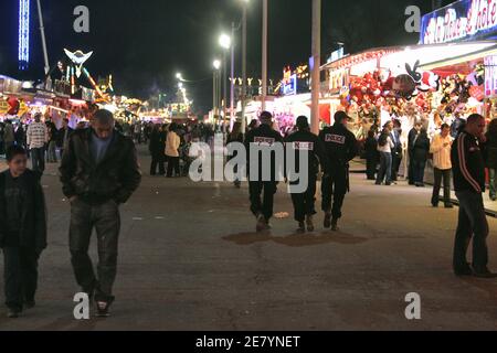 Le lendemain de la mort d'un policier à l'attraction du parc d'expositions appelée 'Maximum', la présence de la police est renforcée à la 'Foire du Trone', à Paris, le 10 avril 2007. Photo de Thibault Camus/ABACAPRESS.COM Banque D'Images