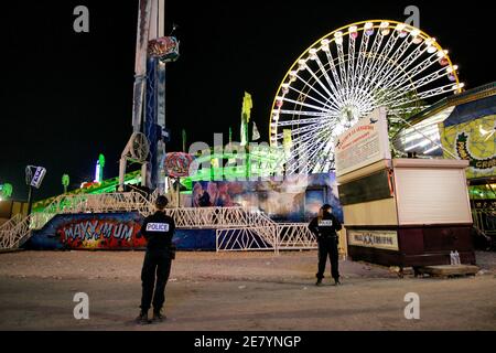 Le lendemain de la mort d'un policier à l'attraction du parc d'expositions appelée 'Maximum', la présence de la police est renforcée à la 'Foire du Trone', à Paris, le 10 avril 2007. Photo de Thibault Camus/ABACAPRESS.COM Banque D'Images