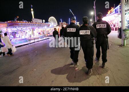 Le lendemain de la mort d'un policier à l'attraction du parc d'expositions appelée 'Maximum', la présence de la police est renforcée à la 'Foire du Trone', à Paris, le 10 avril 2007. Photo de Thibault Camus/ABACAPRESS.COM Banque D'Images