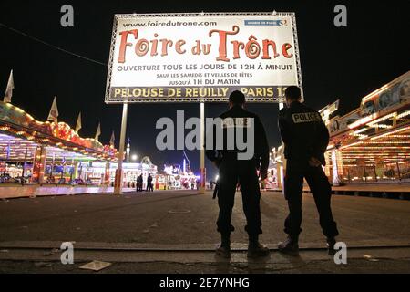 Le lendemain de la mort d'un policier à l'attraction du parc d'expositions appelée 'Maximum', la présence de la police est renforcée à la 'Foire du Trone', à Paris, le 10 avril 2007. Photo de Thibault Camus/ABACAPRESS.COM Banque D'Images