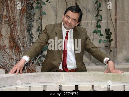 'Le comédien et acteur britannique Rowan Atkinson pose pour des photos à l'échelle de la tour Eiffel, en faisant la promotion de son nouveau film 'Mr. Bean's Holiday'' dans toute l'Europe, lors d'une séance photo à l'hôtel Plaza Athenee à Paris, en France, le 11 avril 2007. Photo de Nicolas Khayat/ABACAPRESS.COM' Banque D'Images