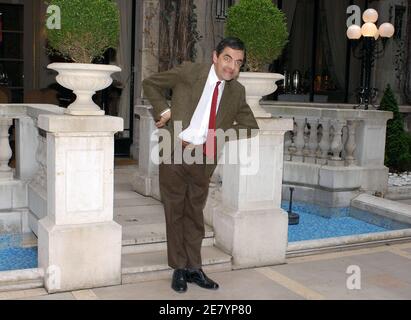 'Le comédien et acteur britannique Rowan Atkinson pose pour des photos à l'échelle de la tour Eiffel, en faisant la promotion de son nouveau film 'Mr. Bean's Holiday'' dans toute l'Europe, lors d'une séance photo à l'hôtel Plaza Athenee à Paris, en France, le 11 avril 2007. Photo de Nicolas Khayat/ABACAPRESS.COM' Banque D'Images