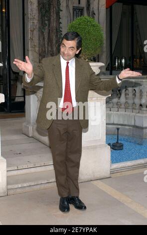 'Le comédien et acteur britannique Rowan Atkinson pose pour des photos à l'échelle de la tour Eiffel, en faisant la promotion de son nouveau film 'Mr. Bean's Holiday'' dans toute l'Europe, lors d'une séance photo à l'hôtel Plaza Athenee à Paris, en France, le 11 avril 2007. Photo de Nicolas Khayat/ABACAPRESS.COM' Banque D'Images